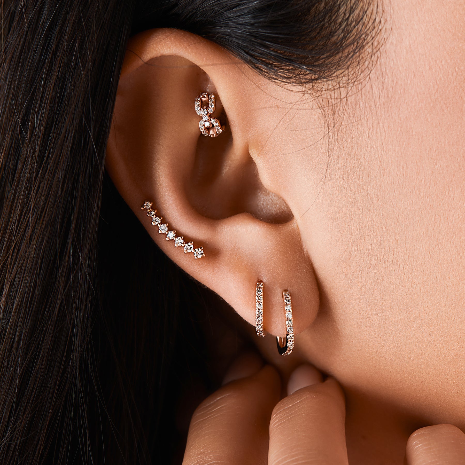 אתנה - עגיל חישוק מלבני זהב ויהלומים