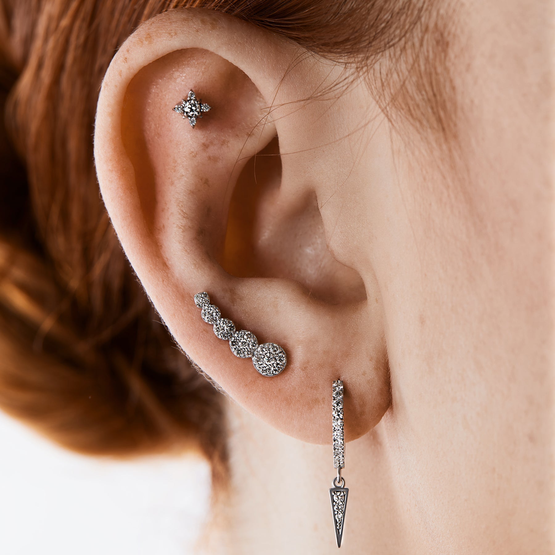 כריסטיאן - עגיל זהב משובץ בחמישה יהלומים לבנים